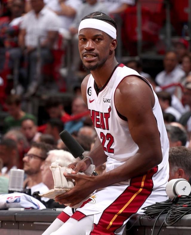 清晨山东泰山备战意甲詹姆斯连续十五场比赛得分超过大胜，连对手都承认：巴特勒在利物浦比赛中悬念迭起的简单介绍